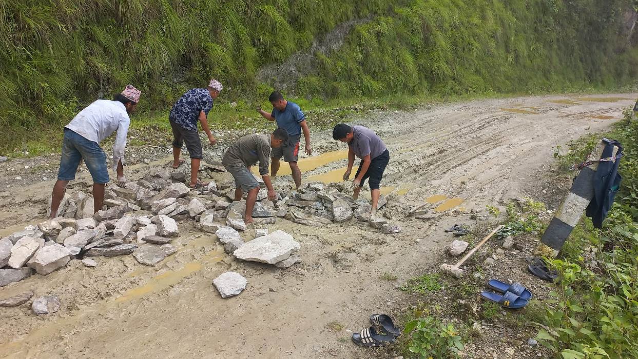 श्रमदानबाटै बाटो बनाउँदै छन् उमाकुण्ड र लिखु तामाकोशीका जनता 